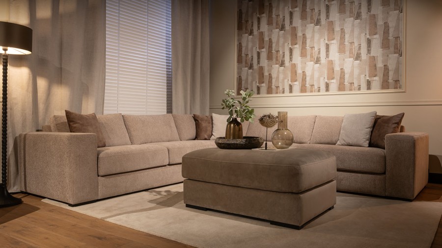 /assets/Uploads/UrbanSofa-Carl-Casia-Hoekbank-in-Eaton-Sand-en-Carl-Hocker-in-velvet-stof.jpg
